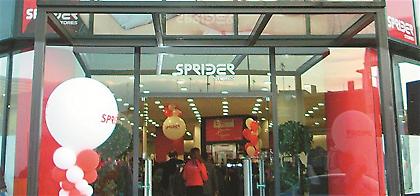 Πέρασαν χειροπέδες στον ιδιοκτήτη των «Sprider Stores»