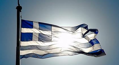 Καβάλα: Ανήλικος Αλβανός κατέβασε και έκαψε ελληνική σημαία