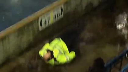 Απίθανη τούμπα αστυνομικού σε γήπεδο (video)