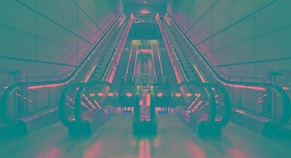 Φρίκη: Στραγγαλίστηκε από το φουλάρι της που πιάστηκε στις κυλιόμενες σκάλες μετρό