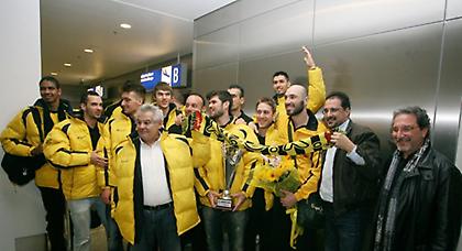 Αποθεωτική υποδοχή για την ΑΕΚ (photos)