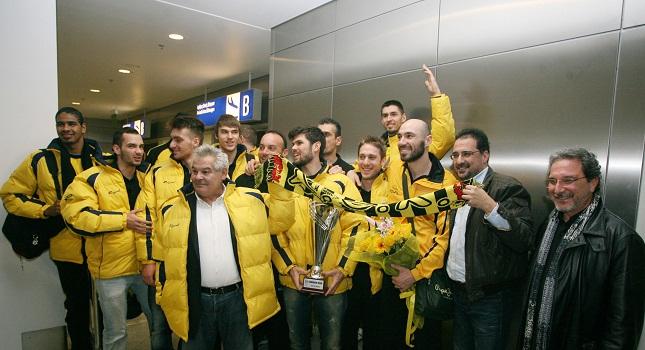 Αποθεωτική υποδοχή για την ΑΕΚ (photos)