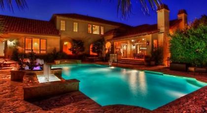 Ο σούπερ σταρ που έκανε πισίνα με το σήμα της ομάδας του