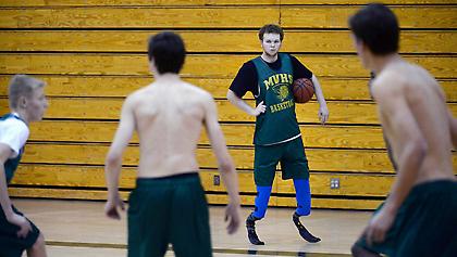 Του’ κοψαν τα πόδια, του κόβουν και το μπάσκετ