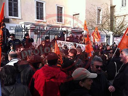 Ένταση και χημικά αυτή την ώρα έξω από το ΣτΕ