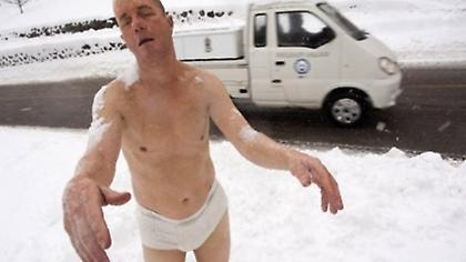 Σάλος με τον... γυμνό υπνοβάτη στο χιόνι!