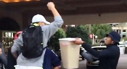 Εκαναν πόστερ τον προπονητή τους (video)