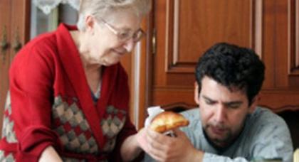 Το 60% των Ιταλών κάτω των 35 ζει ακόμα με τη μαμά και τον μπαμπά