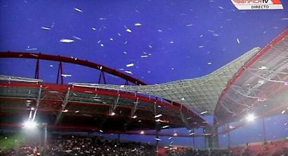 Τους πήρε και τους σήκωσε…