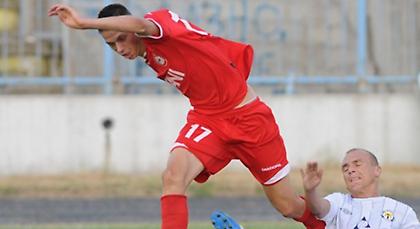 Έρχεται και υπογράφει