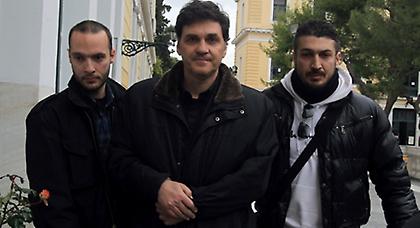 Με χειροπέδες στον ανακριτή