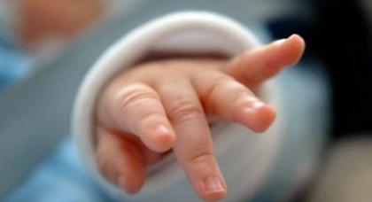 Tραγωδία στην Εύβοια: Βρέφος ξεψύχησε στην αγκαλιά των γονιών του