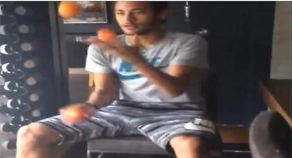 «Ζογκλέρ» με... πορτοκάλια ο Νεϊμάρ (video)