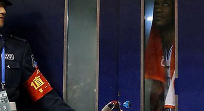 Κλείδωσαν μπασκετμπολίστα έξω από το γήπεδο (Video)