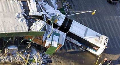 Ένας νεκρός σε σύγκρουση λεωφορείου με φορτηγό στο Μανχάταν