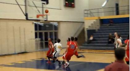 Απίστευτο κάρφωμα από έναν πιτσιρικά (video)