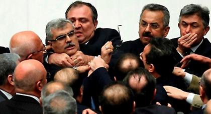 Πρωτοφανή επεισόδια στην τουρκική Βουλή