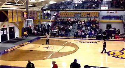 Έβαλε απίθανο καλάθι για 10 χιλιάδες δολάρια (Video)