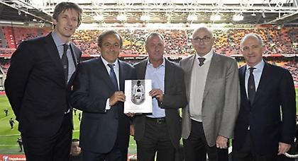 Τίμησε τον Κρόιφ η UEFA (video)