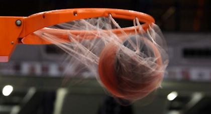 Κέρδισε αυτοκίνητο με βολή γκολφ σε γήπεδο μπάσκετ