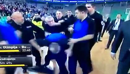 Ξύλο σε διαιτητές σε αγώνα Eurocup (video)