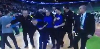 Ο τραγουδιστής του ύμνου του Ευρωμπάσκετ χτύπησε διαιτητή!