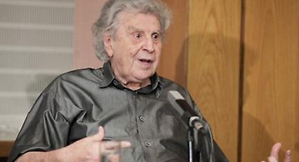 Στο νοσοκομείο ο Μίκης Θεοδωράκης