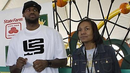 Το απίθανο δώρο του Λεμπρόν στη μητέρα του