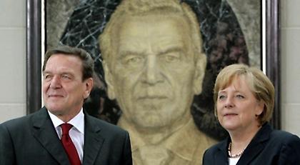 Σρέντερ: Άτολμη η Μέρκελ, δεν κυβερνά κάποιος μ' αυτόν τον τρόπο