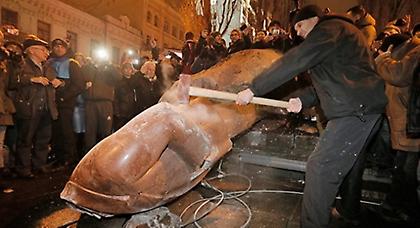 Οι διαδηλωτές στην Ουκρανία ρίχνουν τα αγάλματα του Λένιν!