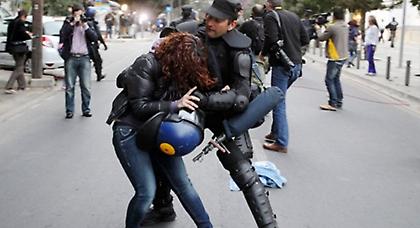 Επεισόδια έξω από την κυπριακή Βουλή