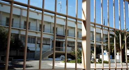 Προσπάθησαν να πετάξουν δέμα με ναρκωτικά και κινητά στον Κορυδαλλό