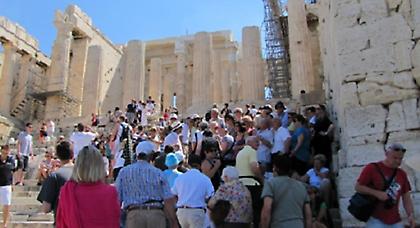 «Nέο ρεκόρ αφίξεων τουριστών αναμένεται φέτος στην Ελλάδα»