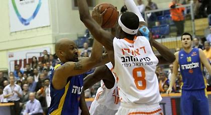 Νίκη με ανατροπή για Μακάμπι
