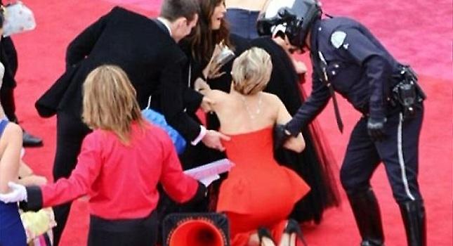 Η τούμπα της Jennifer Lawrence στο κόκκινο χαλί (video)!