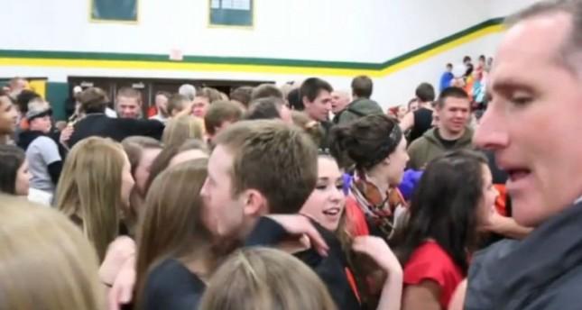 «Τρέλανε» το σχολείο του με απίστευτο τρίποντο