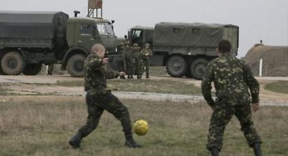 Ουκρανοί στρατιώτες παίζουν ποδόσφαιρο μπροστά στα ρωσικά στρατεύματα
