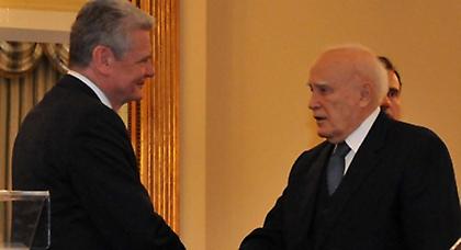 Παπούλιας σε Γκάουκ: Πάμε στη Χάγη για τις γερμανικές αποζημιώσεις