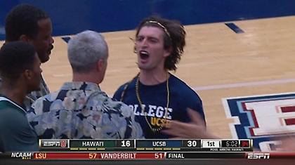 Εισβολή οπαδού στο NCAA (video)