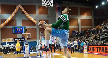 Έτσι νίκησε στα καρφώματα ο Χαραλαμπόπουλος (video)