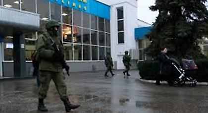 Ένοπλοι κατέλαβαν άλλο ένα στρατιωτικό αεροδρόμιο στην Κριμαία
