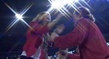 Πρόταση γάμου στο παρκέ από… παγκίτη του NCAA (video)