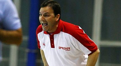 Το κράνος έσωσε τον προπονητή του Ολυμπιακού