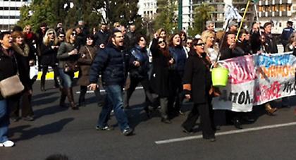 Καθηγητές αλυσοδέθηκαν μπροστά στη Βουλή