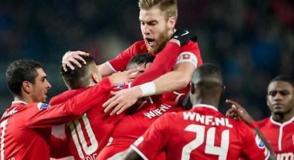 Την σπρώχνει στο γκρεμό!