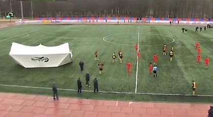 Έπεσε… τέντα στο γήπεδο (video)