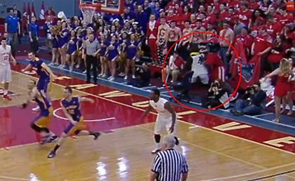 Τσαμπουκάς μεταξύ μασκότ στο NCAA (video)