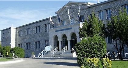 Βουλευτές-κομματάρχες την ώρα που το Παίδων Πεντέλης πάει για λουκέτο