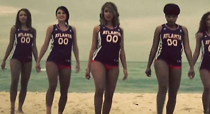 Οι σέξι τσιρλίντερ των Χοκς με μαγιό! (video)