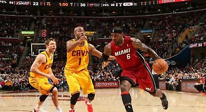 Τους βλέπει και… παθαίνει